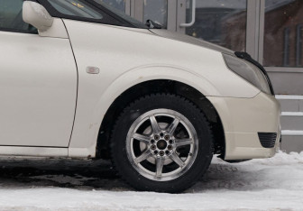 Подержанный автомобиль Toyota Opa 2001 года (9 фото)