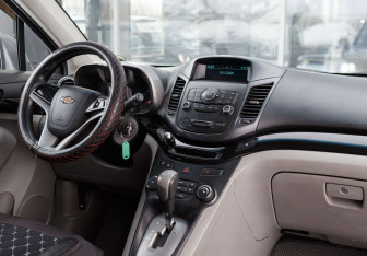 Подержанный автомобиль Chevrolet Orlando 2012 года (10 фото)