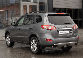 Подержанный автомобиль Hyundai Santa Fe 2012 года (7 фото)