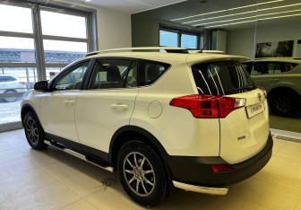 Подержанный автомобиль Toyota RAV4 2013 года (7 фото)
