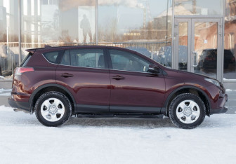 Подержанный автомобиль Toyota RAV4 2018 года (4 фото)