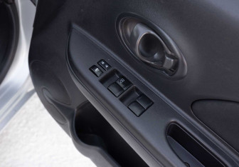 Подержанный автомобиль Nissan March Hatchback 2012 года (15 фото)