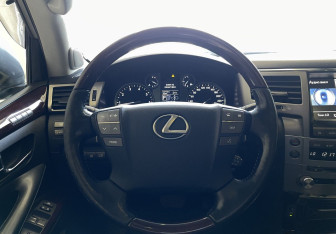 Подержанный автомобиль Lexus LX 2015 года (12 фото)