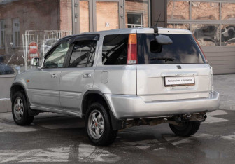 Подержанный автомобиль Honda CR-V 2001 года (7 фото)