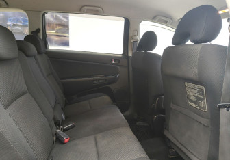 Подержанный автомобиль Toyota Wish Compactvan 2003 года (12 фото)