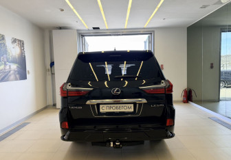 Подержанный автомобиль Lexus LX 2021 года (6 фото)