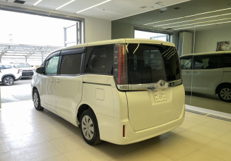 Подержанный автомобиль Toyota Noah Minivan 2017 года (6 фото)