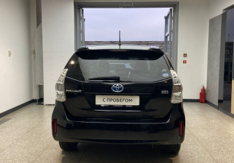 Подержанный автомобиль Toyota Prius Alpha 2011 года (6 фото)