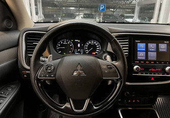 Подержанный автомобиль Mitsubishi Outlander 2021 года (11 фото)
