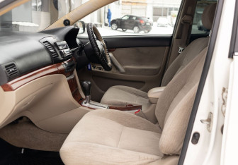 Подержанный автомобиль Toyota Premio 2002 года (17 фото)