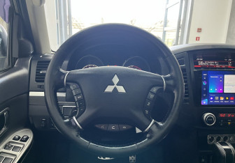 Подержанный автомобиль Mitsubishi Pajero 2014 года (11 фото)