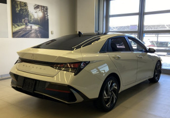 Подержанный автомобиль Hyundai Elantra Sedan 2023 года (4 фото)