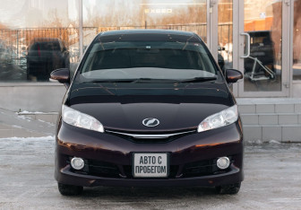 Подержанный автомобиль Toyota Wish Minivan 2013 года (2 фото)