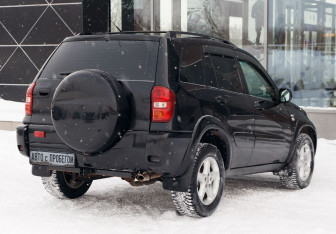 Подержанный автомобиль Toyota RAV4 2004 года (5 фото)