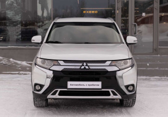 Подержанный автомобиль Mitsubishi Outlander 2019 года (2 фото)