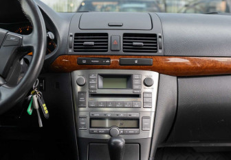Подержанный автомобиль Toyota Avensis Sedan 2007 года (14 фото)
