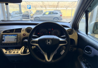 Подержанный автомобиль Honda Stream 2011 года (8 фото)