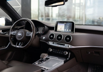 Подержанный автомобиль Kia Stinger 2018 года (10 фото)