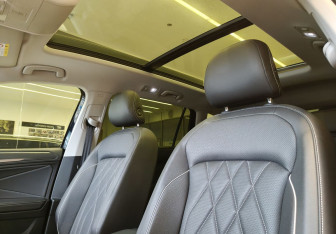 Подержанный автомобиль Volkswagen Tiguan 2023 года (12 фото)