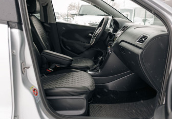 Подержанный автомобиль Volkswagen Polo Sedan 2012 года (18 фото)