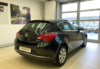Подержанный автомобиль Opel Astra Hatchback 2014 года (5 фото)