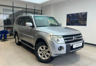 Подержанный автомобиль Mitsubishi Pajero 2011 года (5 фото)