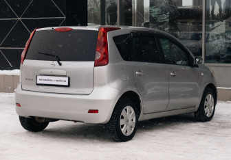 Подержанный автомобиль Nissan Note 2009 года (5 фото)