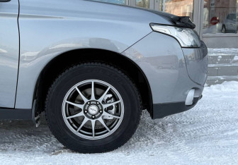 Подержанный автомобиль Mitsubishi Outlander 2012 года (9 фото)