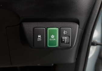 Подержанный автомобиль Honda Fit Shuttle 2012 года (17 фото)