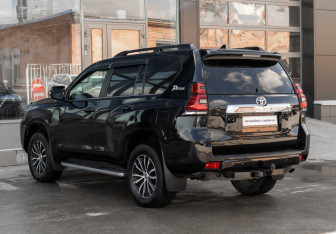 Подержанный автомобиль Toyota Land Cruiser Prado 2019 года (7 фото)