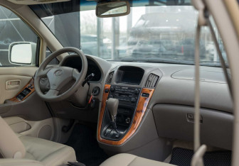 Подержанный автомобиль Lexus RX 2000 года (10 фото)