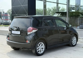 Подержанный автомобиль Toyota Ractis 2014 года (5 фото)