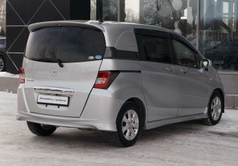 Подержанный автомобиль Honda Freed 2010 года (5 фото)