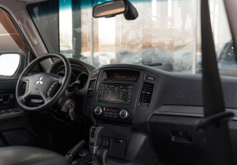 Подержанный автомобиль Mitsubishi Pajero 2011 года (10 фото)