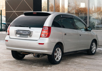 Подержанный автомобиль Toyota Nadia 1999 года (5 фото)