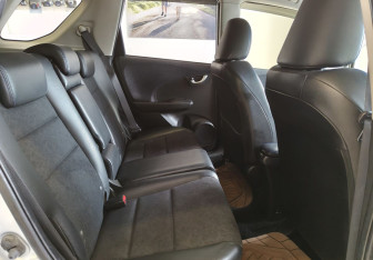 Подержанный автомобиль Honda Fit Shuttle 2014 года (13 фото)