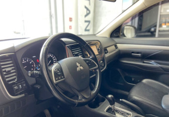Подержанный автомобиль Mitsubishi Outlander 2012 года (10 фото)