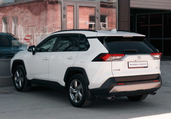Подержанный автомобиль Toyota RAV4 2020 года (7 фото)