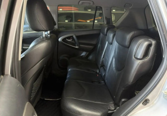 Подержанный автомобиль Toyota RAV4 2012 года (10 фото)