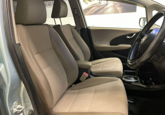 Подержанный автомобиль Honda Fit Shuttle 2012 года (9 фото)