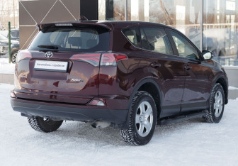 Подержанный автомобиль Toyota RAV4 2018 года (5 фото)