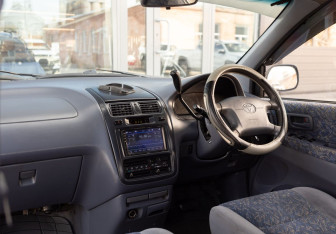 Подержанный автомобиль Toyota Ipsum 1996 года (10 фото)