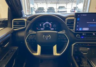 Подержанный автомобиль Toyota Tundra 2022 года (18 фото)