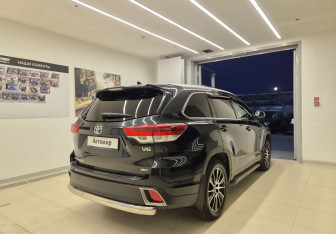 Подержанный автомобиль Toyota Highlander 2019 года (4 фото)