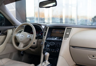 Подержанный автомобиль Infiniti FX 2008 года (10 фото)
