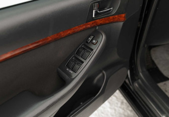 Подержанный автомобиль Toyota Avensis Sedan 2005 года (17 фото)