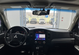 Подержанный автомобиль Mitsubishi Pajero 2014 года (10 фото)