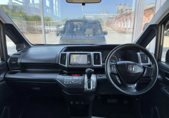 Подержанный автомобиль Honda Stepwgn 2012 года (10 фото)