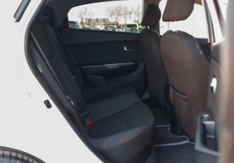 Подержанный автомобиль Kia Rio Sedan 2015 года (19 фото)