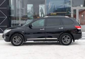 Подержанный автомобиль Nissan Pathfinder 2015 года (8 фото)